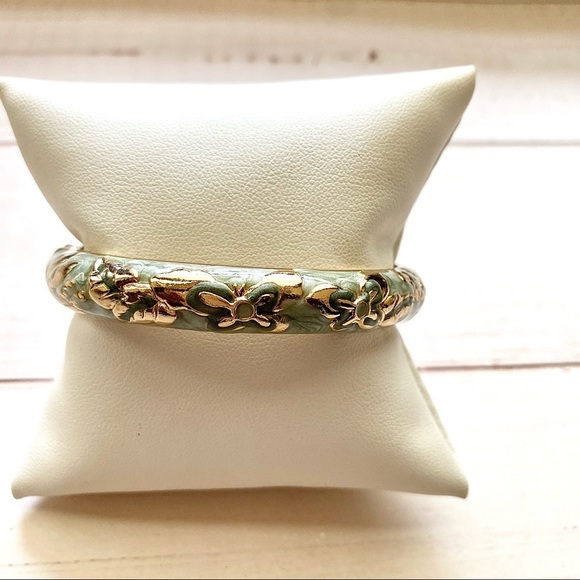 Gorgeous Butterfly hinged  bracelet - Picture 4 of 5